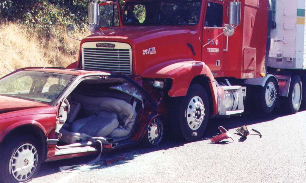 El Mejor Bufete Legal de Abogados de Accidentes de Semi Camión, Abogados Para Demandas de Accidentes de Camiones Pomona California